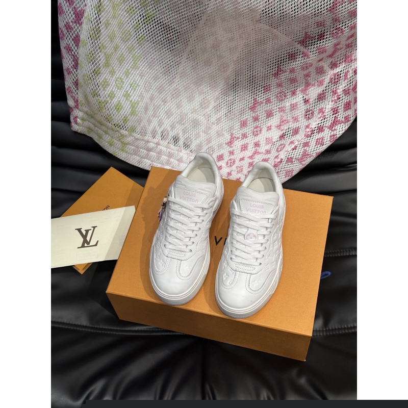 l**is V*t*n sneakers